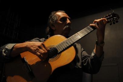  CAXIAS DO SUL, RS, BRASIL, 02/04/2019 - Violonista argentino radicado em Caxias do Sul, Dom Lucio Yanel apresenta o show Universo Pampa nesta quinta-feira, no Teatro Pedro Parenti (Casa da Cultura). (Marcelo Casagrande/Agência RBS)