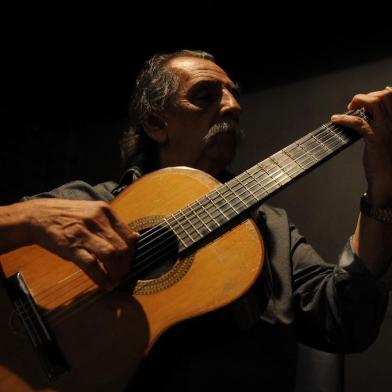  CAXIAS DO SUL, RS, BRASIL, 02/04/2019 - Violonista argentino radicado em Caxias do Sul, Dom Lucio Yanel apresenta o show Universo Pampa nesta quinta-feira, no Teatro Pedro Parenti (Casa da Cultura). (Marcelo Casagrande/Agência RBS)