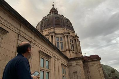 Sinos da Catedral Metropolitana, em Porto Alegre, tocam durante a madrugada, acordando a vizinhança. Na foto, Luís Carlos Lunks.