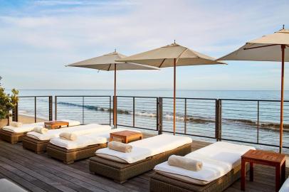 The deck built from ipe wood overlooking the beach was empty. Perhaps the guests preferred the wicker chairs set out on their private decks.MALIBU, California Ñ BC-TRAVEL-TIMES-CALIF-HOTEL-ART-NYTSF Ñ The deck built from ipe wood overlooking the beach was empty. Perhaps the guests preferred the wicker chairs set out on their private decks. (CREDIT: Trevor Tondro/The New York Times)--ONLY FOR USE WITH ARTICLE SLUGGED -- BC-TRAVEL-TIMES-CALIF-HOTEL-ART-NYTSF -- OTHER USE PROHIBITED.Indexador: Trevor TondroFonte: NYTNSFotógrafo: STR