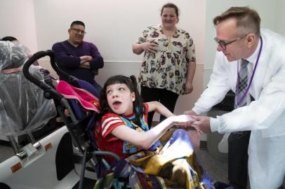 Dr. Ronald Kosinski, a pediatric dentist, says goodbye to Bella Dockery, 15, after her checkup at a new dental center at New York University in ManhattanDr. Ronald Kosinski, a pediatric dentist, says goodbye to Bella Dockery, 15, after her checkup at a new dental center at New York University in Manhattan, April 8, 2019. The new dental center is built to welcome patients with special needs and those in wheelchairs, who often run into obstacles elsewhere. (Jackie Molloy/The New York Times)Editoria: ALocal: NEW YORKIndexador: JACKIE MOLLOYFonte: NYTNSFotógrafo: STR