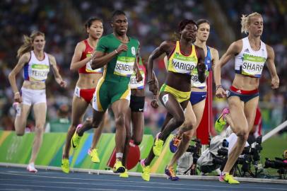 TESTOSTERONE-KOLATA-ART-LSPRCaster Semenya, 28, an elite runner and Olympic champion from South Africa, at the finish line of the womenâs 800-meter race at the Olympic Stadium in Rio de Janeiro, Aug. 18, 2016. A ruling from the Court of Arbitration for Sport prevents Semenya from competing in races from 400 meters to one mile because her testosterone levels are naturally very high. (Doug Mills/The New York Times)Editoria: SLocal: RIO DE JANEIROIndexador: DOUG MILLSFonte: NYTNSFotógrafo: STF