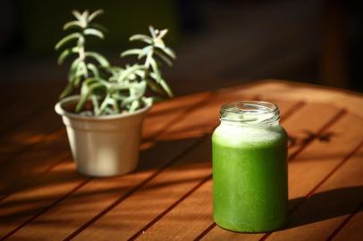  PORTO ALEGRE, RS, BRASIL, 07/05/2019: passo a passo de preparo de suco detox para o Campo.Indexador: ISADORA NEUMANN