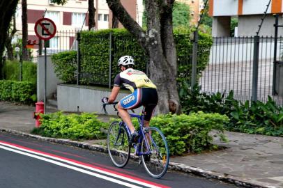  PORTO ALEGRE, RS, BRASIL, 08/05/2019- Nova Ciclofaixa  na Nilo Peçanha, entre a Carazinho e Carlos Gomes. (FOTOGRAFO: FERNANDO GOMES / AGENCIA RBS)