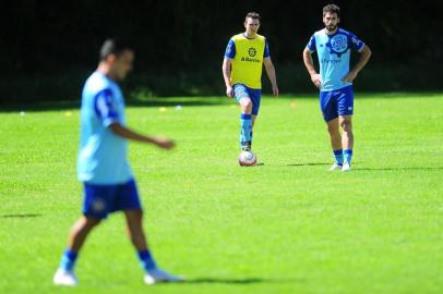  CAXIAS DO SUL, RS, BRASIL, 04/12/2018. Treino da SER Caxias no CT. O Caxias está se preparando para o Gauchão 2019. Na foto, zagueiros Jean (E) e Laércio. (Porthus JUnior/Agência RBS)Indexador: Porthus Junior                  