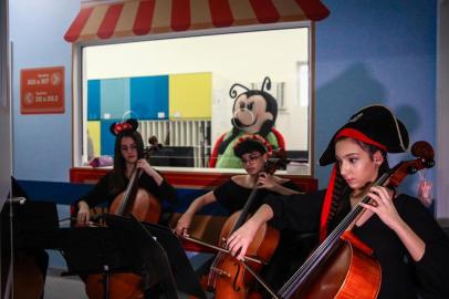  PORTO ALEGRE, RS, BRASIL - 09/05/2019Orquestra Sinfônica de Porto Alegre visita ala infantil do Hospital Nossa Senhora da Conceição e faz concerto de violoncelos