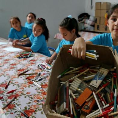  PORTO ALEGRE-RS- BRASIL- 09/05/2019- Projeto Passarte recebe 10 toneladas de materiais para reciclagem.  O projeto Passarte arrecada e reforma materiais escolares e de escritório usados através de processos gráficos e de costura.   FOTO FERNANDO GOMES/ DIÁRIO GAÚCHO.