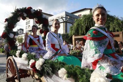 Desfile de Carretas na Festa da Colônia de Gramado. 