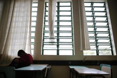  PORTO ALEGRE, RS, BRASIL, 07-01-2019: Alunos sofrem com o calor durante as aulas em janeiro, na escola Dr. Liberato Salzano Vieira Da Cunha, no bairro Sarandi (FOTO FÉLIX ZUCCO/AGÊNCIA RBS, Editoria de Geral).