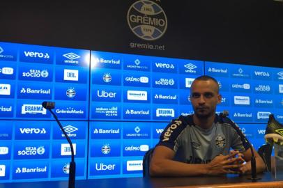 Thaciano, meia do Grêmio, concede entrevista coletiva no CT Luiz Carvalho