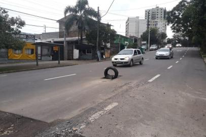 Motoristas que circulam pela Rua Assis Brasil, no bairro Jardelino Ramos, em Caxias do Sul, devem redobrar a atenção: um pneu sustentando por uma pedra alerta para um buraco no meio da pista, próximo à esquina com a Rua Humberto de Campos. 