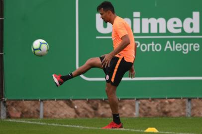 Rodrigo Lindoso, volante do Inter, treinando no CT Parque Gigante