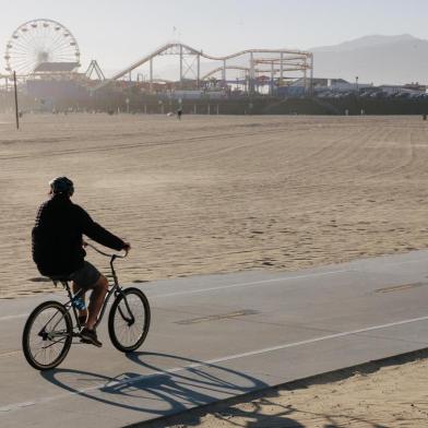 A man rides a bike along the beach in Santa Monica, Calif.A man rides a bike along the beach in Santa Monica, Calif., March 12, 2019. A single, moderate workout may immediately change how our brains function and how well we recognize common names and similar information, according to a promising new study of exercise, memory and aging. (Kendrick Brinson/The New York Times)Editoria: ALocal: LOS ANGELESIndexador: KENDRICK BRINSONFonte: NYTNSFotógrafo: STR