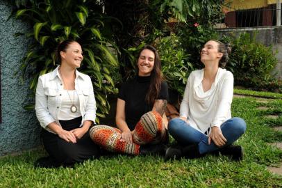  CAXIAS DO SUL, RS, BRASIL (02/05/2019)Pauto sobre partos humanizados no Moksha Espaço do ser. Na foto, (E) Priscila Peruchi, Rachel Soares e Milena Lucchesi Vieira.  (Antonio Valiente/Agência RBS)