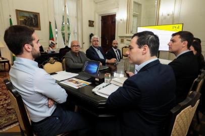  PORTO ALEGRE, RS, BRASIL, 10/05/2019 - Governador Eduardo Leite recebeu da PGE, na manhã desta quarta-feira (10), parecer sobre concessão do Cais Mauá. Fotos: Itamar Aguiar/Palácio PiratiniIndexador: Itamar Aguiar