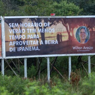  PORTO ALEGRE, RS, BRASIL, 10/05/2019: Morador faz outdoor contra o fim do horário do verão