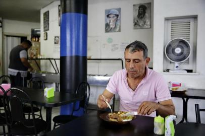 PORTO ALEGRE, RS, BRASIL, 10-05-2019: Paulo Águas almoça em um restaurante na avenida Farrapos por R$ 10,00. Com o fechamento do Restaurante Popular, que servia refeições a R$ 1,00 na região central, ele precisou recorrer a outra opção gastando mais para se alimentar. (Foto: Mateus Bruxel / Agência RBS)