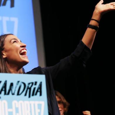 NY House Candidate Alexandria Ocasio-Cortez Joins Progressive Fundraiser In LALOS ANGELES, CA - AUGUST 02: U.S. House candidate Alexandria Ocasio-Cortez (D-NY) waves to supporters at a progressive fundraiser on August 2, 2018 in Los Angeles, California. The rising political star is on her third trip away from New York in three weeks and is projected to become the youngest woman elected to Congress this November when she will be 29 years old.   Mario Tama/Getty Images/AFPEditoria: POLLocal: Los AngelesIndexador: MARIO TAMASecao: ElectionFonte: GETTY IMAGES NORTH AMERICAFotógrafo: STF