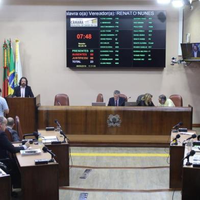 Plenário da Câmara de Vereadores na sessão de quarta-feira, 8 de maio. Tempo está quente nos discursos. Na foto, discurso do vereador Renato Nunes (PRB).