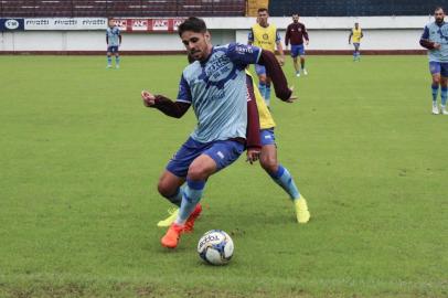 Meia Rafael Gava, jogador do Caxias.