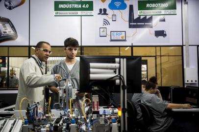 GRAVATAÍ, RS, BRASIL, 09-05-2019: Estudante Gregory Matos Roth e o professor Itamar Ronsoni, do Senai, durante aula de automação na instituição, no distrito Industrial de Gravataí. Cortes no orçamento devem prejudicar ações do Sistema S. (Foto: Mateus Bruxel / Agência RBS)