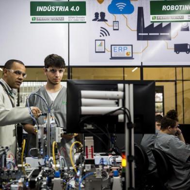 GRAVATAÍ, RS, BRASIL, 09-05-2019: Estudante Gregory Matos Roth e o professor Itamar Ronsoni, do Senai, durante aula de automação na instituição, no distrito Industrial de Gravataí. Cortes no orçamento devem prejudicar ações do Sistema S. (Foto: Mateus Bruxel / Agência RBS)