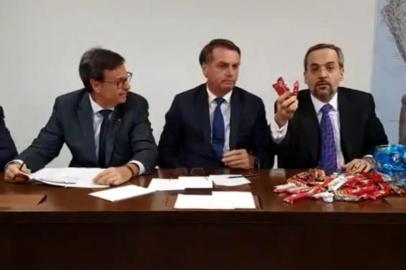 Ministro usa chocolates para defender cortes no orçamento de universidades