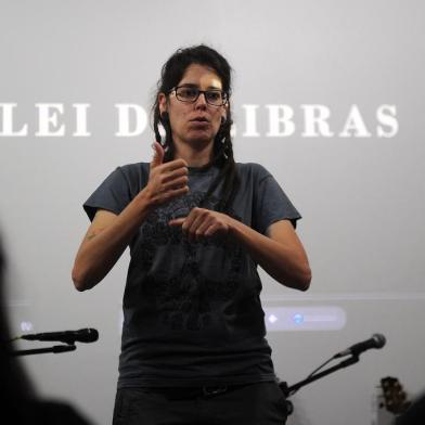 CAXIAS DO SUL, RS, BRASIL, 11/05/2019 - O Instituto Taru promove a Poesia em Libras. NA FOTO: Helenne Sanderson, 31 anos, poeta baiana, da cidade de Barreiras, há 6 anos em Caxias. Declamou um poema seu através da língua de sinais no Festival Internacional da Poesia, no Instituto Cultural Taru (Marcelo Casagrande/Agência RBS)