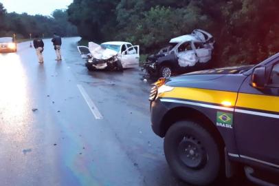 Um jovem de 19 anos, motorista de um Gol preto, morreu por volta das 4h deste domingo (12) após bater em um Gol branco, com placas de Veranópolis, no Km 166 da BR-470, em Vila Flores. O carro em que estava a vítima fatal pegou fogo após o acidente. As chamas foram controladas pelos bombeiros de Veranópolis. A Polícia Rodoviária Federal não soube precisar as circunstâncias do acidente. 