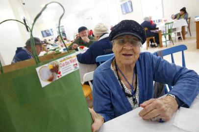  PORTO ALEGRE, RS, BRASIL - 2019.05.12 - Idosos do Asilo Padre Cacique receberam kits com perfume e sabonete no dia das mães. Na foto: Osvaldina Pinto, 93 anos (Foto: ANDRÉ ÁVILA/ Agência RBS)