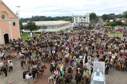 Jipeiros e cavaleiros fizeram no sábado a tradicional romaria até o Santuário de Caravaggio, em Farroupilha