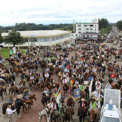 Jipeiros e cavaleiros fizeram no sábado a tradicional romaria até o Santuário de Caravaggio, em Farroupilha