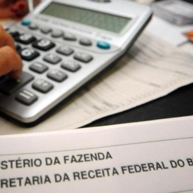 A entrega da declaração do Imposto de Renda 2017 começa no dia 02 de março e, quem quiser, pode se antecipar e evitar dor de cabeça no momento de preencher o formulário. Como? Buscando se informar! A partir do dia 20 de fevereiro estará aberto o Núcleo de Apoio Contábil e Fiscal (NAF) de Florianópolis, espaço que tem parceria com a Receita Federal e oferece orientação fiscal gratuita aos cidadãos e às micro e pequenas empresas. O NAF está localizado dentro do campus da Estácio Florianópolis, na SC-401, no Bairro Itacorubi. O atendimento é realizado pelos estudantes de Ciências Contábeis por ordem de chegada, e ocorrerá nas segundas-feiras, das 9h às 11h, terças-feiras, das 16h30 às 18h30, e quartas-feiras, das 9h às 11h. Quem já tiver com a documentação completa em mãos - comprovantes de rendimentos emitidos pela fonte pagadora, extratos bancários de poupança e de aplicações financeiras com saldo em 31 de dezembro, entre outros - poderão contar com a orientação dos estudantes.