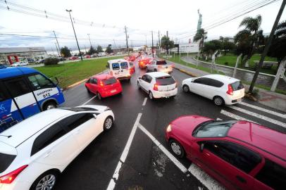  CAXIAS DO SUL, RS, BRASIL, 09/05/2019. Trânsito na RSC-453, em frente da loja Havan, no trevo de acesso ao bairro Desvio Rizzo e também no acesso ao bairro Cidade Nova. Na foto, acesso ao CIDADE NOVA pela rua Abel Postali. (Pothus Junior/Agência RBS)