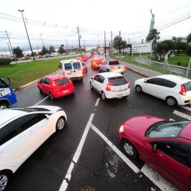  CAXIAS DO SUL, RS, BRASIL, 09/05/2019. Trânsito na RSC-453, em frente da loja Havan, no trevo de acesso ao bairro Desvio Rizzo e também no acesso ao bairro Cidade Nova. Na foto, acesso ao CIDADE NOVA pela rua Abel Postali. (Pothus Junior/Agência RBS)