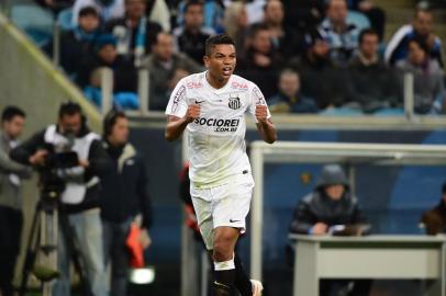  PORTO ALEGRE,RS,BRASIL - 28.08.2014 - Copa do Brasil - Oitavas de Final - Grêmio x Santos na Arena do Grêmio.(FOTO:FERNANDO GOMES/AGÊNCIA RBS)Jogador David Braz abre o placar para o Santos - Grêmio 0x1 Santos