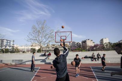 BASKETBALL-GOODMAN-ART-LSPRYouths play basketball in the Sepolia neighborhood of Athens, Greece, where Giannis Antetokounmpo¿s talent was first spotted, April 2, 2019. The rise of the ¿Greek Freak¿ into one the planet¿s supreme basketball talents is a source of joy for Antetokounmpo¿s fellow African immigrants in Greece ¿ but also cause for bitter reflection on the discrimination many still endure. (Eirini Vourloumis/The New York Times)Editoria: SLocal: ATHENSIndexador: EIRINI VOURLOUMISSecao: IFonte: NYTNSFotógrafo: STR