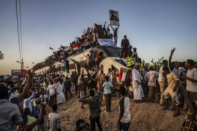 SUDAN-WALSH-ART-LSPRProtesters from Atbara, where Sudanâs protest movement began, head on foot and by train to a sit-in at the military headquarters in Khartoum, Sudan, April 23, 2019. Revolutionary Sudan has become the site of extraordinary scenes. After decades of airless, joyless rule under Omar Hassan al-Bashir, a wave of exuberance has rippled across the capital, where young Sudanese are reveling in newfound freedoms â to talk politics, to party and even to find love. (Bryan Denton/The New York Times)Editoria: ILocal: KHARTOUMIndexador: BRYAN DENTONFonte: NYTNSFotógrafo: STR