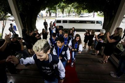  PORTÃO, RS, BRASIL, 13-05-2019: Estudantes da Escola Municipal Visconde de Mauá, em Portão, que venceram competição de lógica passeiam de limusine pela cidade e recebem homenagem do prefeito. Em junho, eles viajam à Hungria para participar de campeonato mundial. (Foto: Mateus Bruxel / Agência RBS)