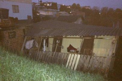 Um muro de uma residência em obras no bairro Charqueadas desabou e caiu sobre uma casa de madeira na Rua Alexandre Peretti, por volta das 18h40min desta segunda-feira (13), em Caxias do Sul. 