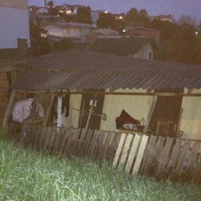 Um muro de uma residência em obras no bairro Charqueadas desabou e caiu sobre uma casa de madeira na Rua Alexandre Peretti, por volta das 18h40min desta segunda-feira (13), em Caxias do Sul. 