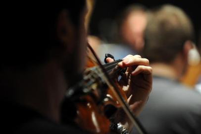  CAXIAS DO SUL, RS, BRASIL 09/03/2015Ensaio da Orquestra Sinfônica da UCS, regida pelo maestro Manfredo Schmiedt. (Felipe Nyland/Agência RBS)Indexador: FELIPE NYLAND                   