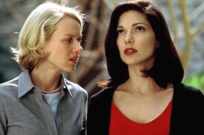 As atrizes Laura Elena Harring (D) e Naomi Watts no filme Cidade dos Sonhos, de David Lynch.Actors Laura Elena Harring, right, and Noami Watts, are seen in an undated handout photo from the film Mulholland Drive, directed by David Lynch.  Mulholland Drive, tied with Memento, Christopher Nolans revenge tale told in reverse, as the Online Film Critics Societys best movie of 2001.     Mulholland Drive won five other awards from the online group on Wednesday, Jan. 2, 2002 including best director and best original screenplay for Lynch, best actress and breakthrough performance for Naomi Watts, and best score for Angelo Badalamenti.  (AP Photo/HO)#PÁGINA: 3#EDIÇÃO: 2 Fonte: AP Fotógrafo: Não se Aplica