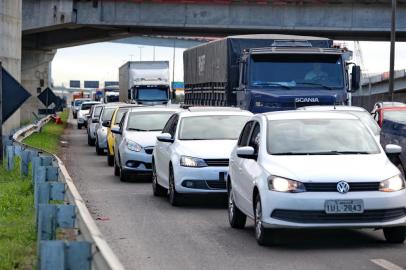  PORTO ALEGRE, RS, BRASIL, 14/05/2019 - Nesta segunda-feira, às 19h, começou o estreitamento de pista da freeway devivo a obras da ponte do Guaíba. É no Km 96, sentido Interior-Capital. (FOTOGRAFO: FERNANDO GOMES / AGENCIA RBS)