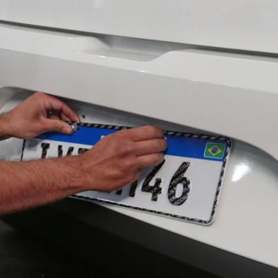  PORTO ALEGRE, RS, BRASIL, 18/12/2018 - Primeiras placas no padrão Mercosul sendo confeccionadas.(FOTOGRAFO: FERNANDO GOMES / AGENCIA RBS)