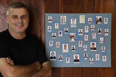 PORTO ALEGRE, RS, BRASIL, 14-05-2019: Gilnei Soares durante o trabalho na AM Fotos, no bairro Azenha. Ele organizou um mural com imagens de jogadores de futebol e artistas que posaram para a lente dele no local para confeccionar passaportes e outros documentos na Polícia Federal, que fica nas imediações. (Foto: Mateus Bruxel / Agência RBS)