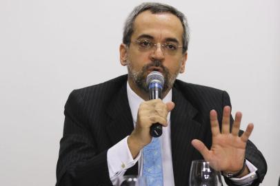 O ministro da Educação, Abraham Weintraub, voltou a dizer hoje (15) que a aprovação da reforma da Previdência resultaria na recuperação da economia do país e poderia evitar que os recursos das universidades federais permaneçam contingenciados. Nos últimos dias, foi anunciado o contingenciamento de 3,4% do orçamento total da universidade federais.