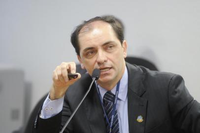 Tirada em 19 de novembro de 2014Sala de comissões do Senado durante Comissão de Educação, Cultura e Esporte (CE). A CE faz audiência pública para debater a proposta de federalização da educação de base, com a participação do consultor Legislativo Waldery Rodrigues Júnior. A audiência está inserida na programação do Programa Jovem Senador. Em pronunciamento, consultor Legislativo Waldery Rodrigues Júnior Foto: Marcos Oliveira/Agência Senado