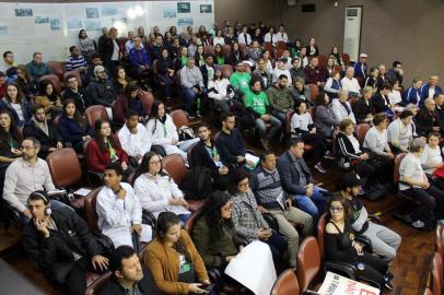 Mobilização de pessoas ligadas à Cultura, Educação e Esporte, na sessão da Câmara de Vereadores de Caxias, nesta manhã de terça-feira, dia 14 de maio. Esta foto é de minutos antes de a sessão iniciar. Segundo estimativa da assessoria da Câmara sessão teve cerca de 300 pessos, sendo que 180 é a lotação total do auditório para pessoas sentadas.