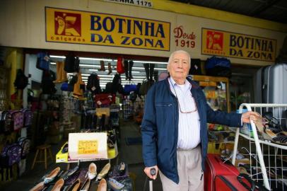  PORTO ALEGRE - BRASIL - A Botinha da Zona, loja centenária de calçados na Azenha, vai fechar no final de maio. Dono: Waldemar Bronzatto. (foto: lauro alves)